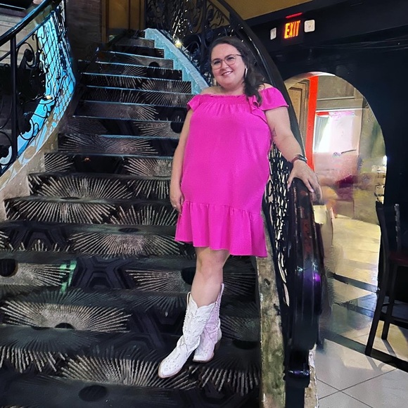 Meet your Posher, Hannah 🍔🦄✨🤘🏼 - Picture 2 of 3